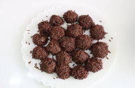 VIDEO: Čokoladne kuglice sa rumom - klasik koji svako može da napravi