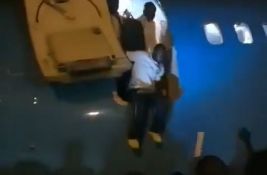 VIDEO: Putnici u Kongu prvo satima sedeli u pregrejanom avionu, pa poiskakali na pistu sa tri metra visine