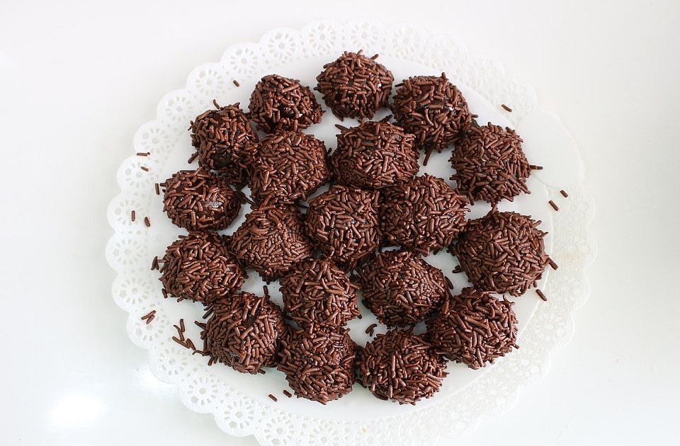 VIDEO: Čokoladne kuglice sa rumom - klasik koji svako može da napravi