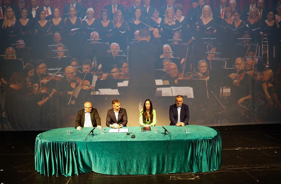 Grad Novi Sad i SNP potpisali sporazum: Novosađani će u autobusima GSP-a slušati najlepša klasična dela