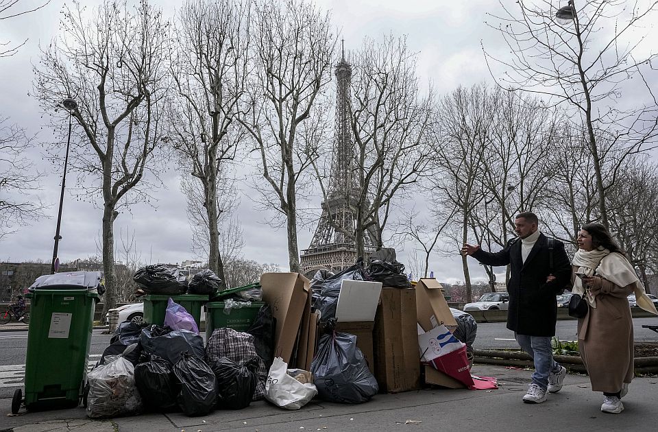 VIDEO: Pariz zbog štrajka zatrpan smećem
