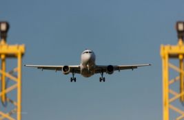 VIDEO: Avion pri sletanju u SAD udario u stub i kamion, povređen vozač