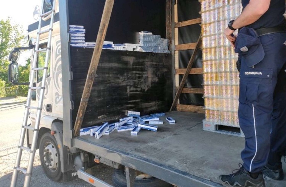 Hapšenje na prelazu kod Bačke Palanke: Zaplenjeno skoro 4.000 paklica cigareta