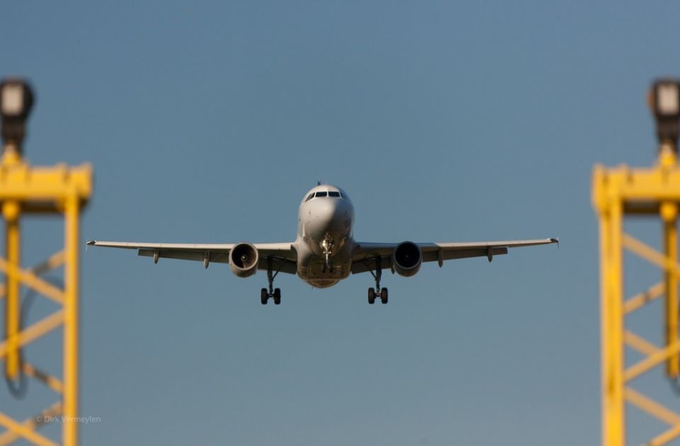 VIDEO: Avion pri sletanju u SAD udario u stub i kamion, povređen vozač