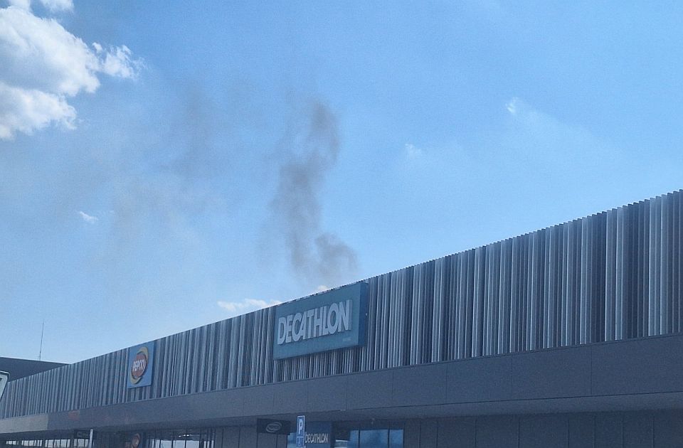 FOTO Dim u industrijskoj zoni u Novom Sadu: Oseća se neprijatan miris