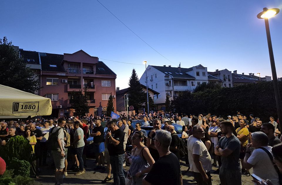 VIDEO Skup Zborova Novog Sada: Kolona građana išla Bulevarom oslobođenja, ispred prostorija SNS bila policija