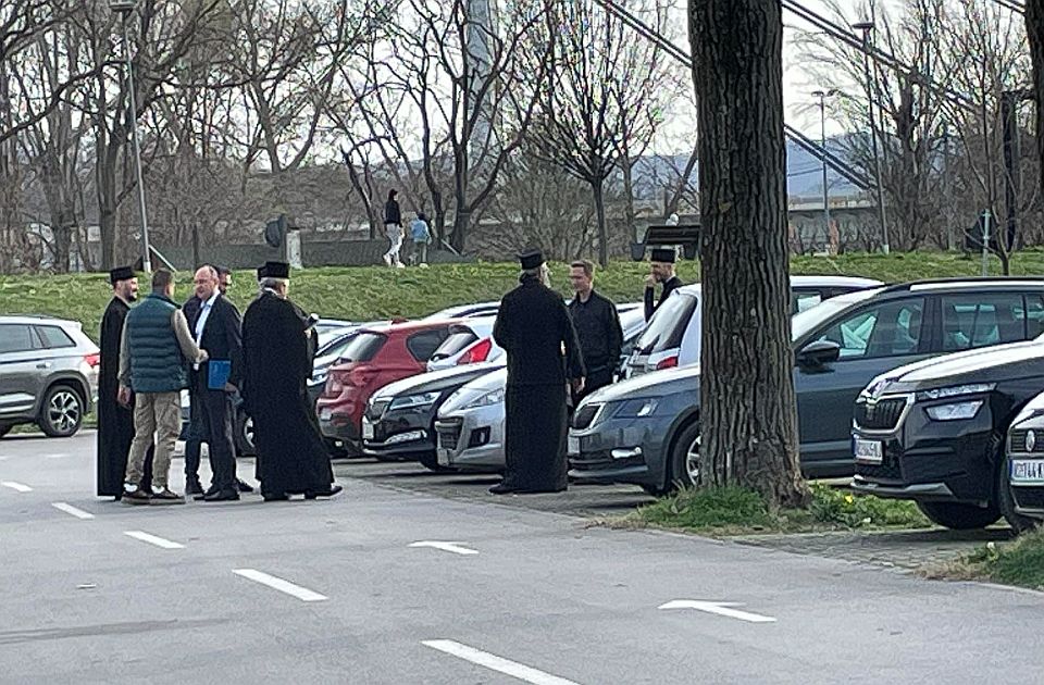 FOTO: Đurić sa sveštenicima na mestu buduće crkve kod Štranda - dan uoči Skupštine grada