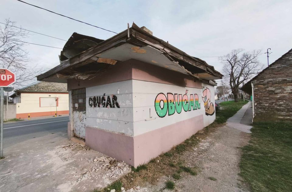FOTO Objekat kod okretnice u Petrovaradinu propada: Budući zakupac će ga obnoviti