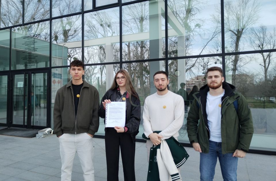FOTO Studenti Kreni-promeni predali dopis Rektoratu: Ponovo da se razmisli o povećanju školarine