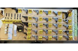 FOTO: Dvojac iz Sombora i Sremske Kamenice švercovao Kineze, jedan od njih imao i 27 pištolja