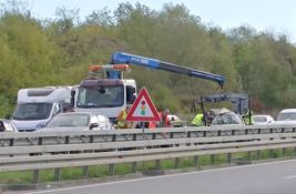 FOTO Lančani sudar pet vozila na skretanju za Ostružnicu: Troje povređenih, intervenisali vatrogasci