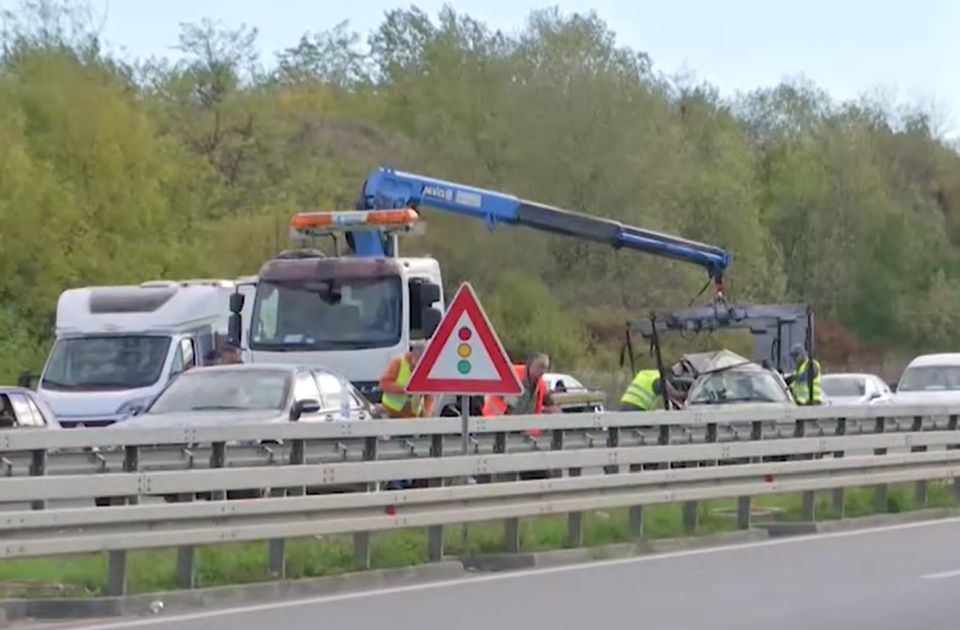 FOTO Lančani sudar pet vozila na skretanju za Ostružnicu: Troje povređenih, intervenisali vatrogasci