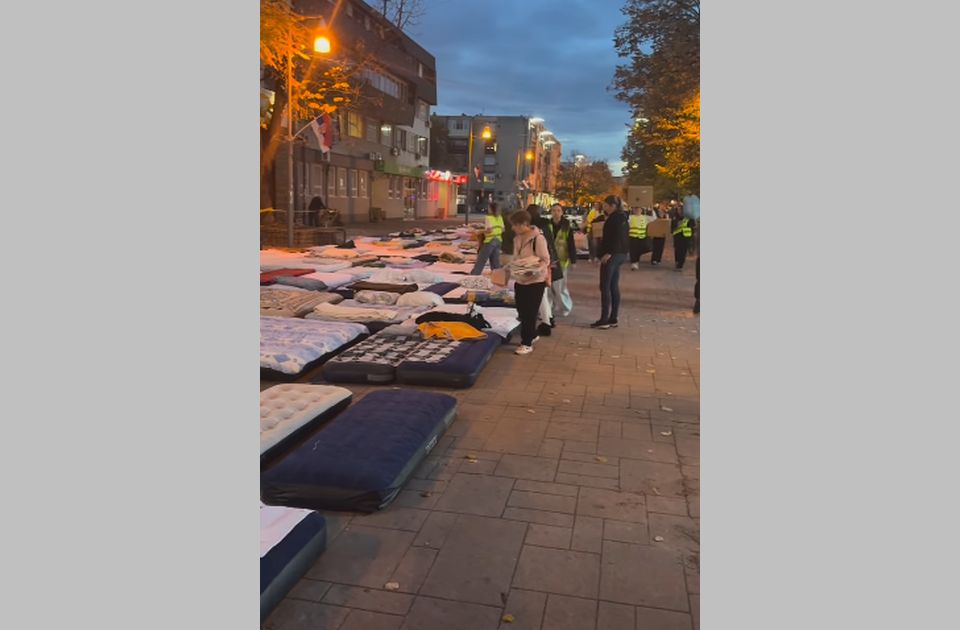 VIDEO: Studenti će u Inđiji spavati na otvorenom, na trgu postavljeni dušeci VIDEO: Studenti će u Inđiji spavati na otvorenom, na trgu postavljeni dušeci