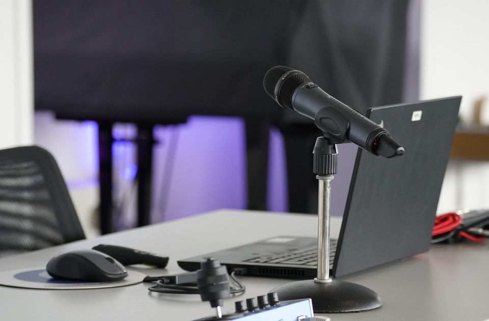Skoro 40 odsto novih podkast emisija generiše veštačka inteligencija