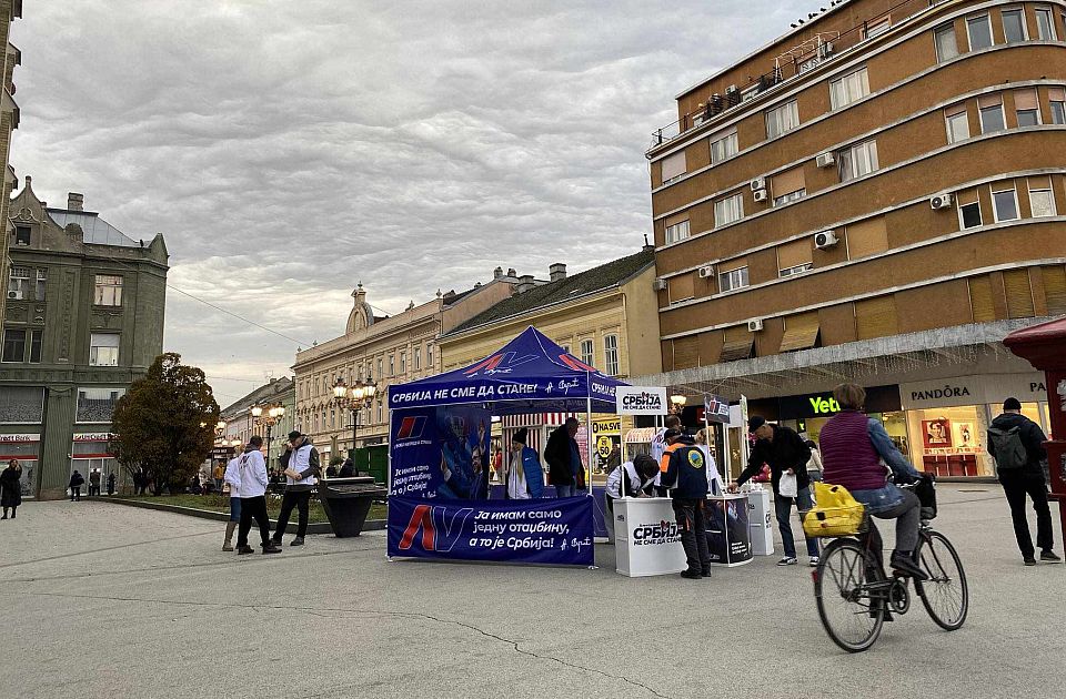  Napad na štand SNS-a u Novom Sadu, optužuju opoziciju