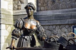 Vlast Dablina zabranila turistima da dodiruju grudi statue Moli Maloun