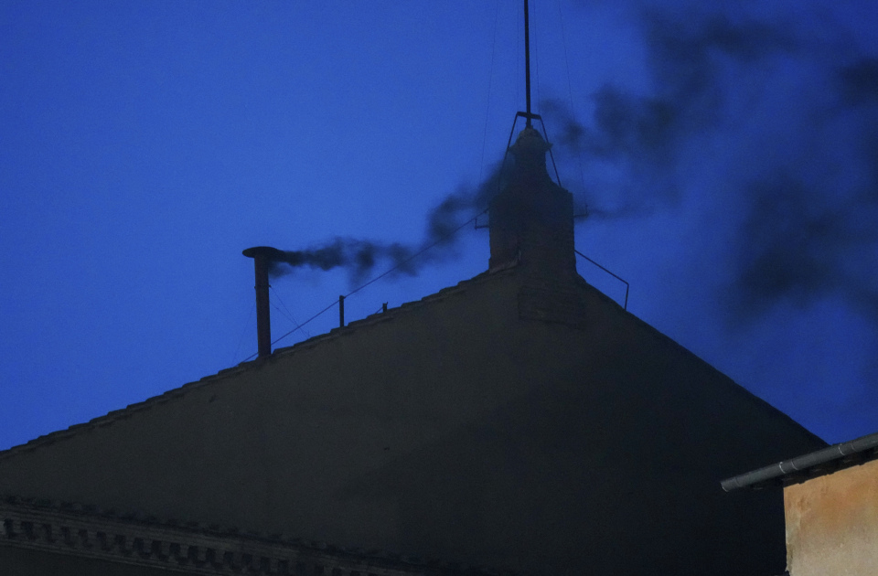 Crni dim iz dimnjaka Sikstinske kapele, nije izabran novi papa Crni dim iz dimnjaka Sikstinske kapele, nije izabran novi papa