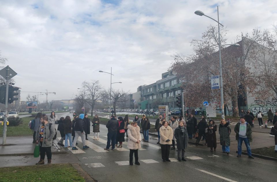 FOTO Umrlica za Univerzitet u Novom Sadu: Posle odavanja počasti, šetnja do rektorata