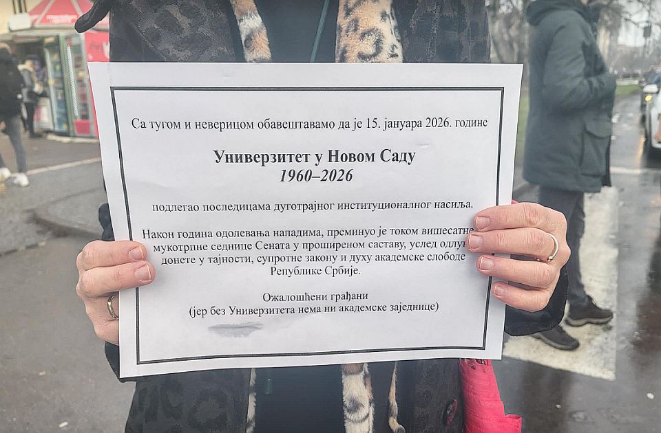 VIDEO: Umrlica za Univerzitet u Novom Sadu na zgradi Rektorata