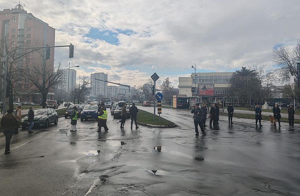 Zaletanje u ljude tokom odavanja počasti u Novom Sadu
