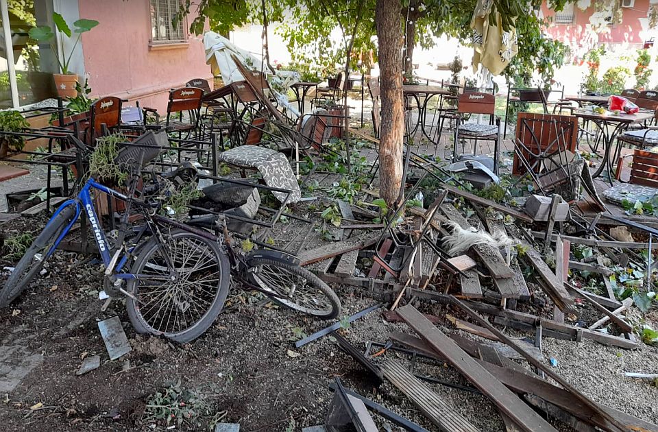 FOTO Vozač "mercedesa" pobegao: Rasturio baštu novosadskog kafića, povredio dve osobe