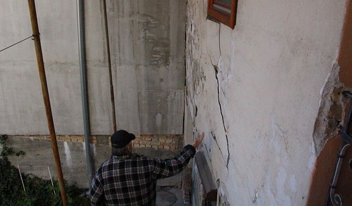 FOTO: Investitor oštetio zgradu, a stanar mora da plati pola miliona dinara
