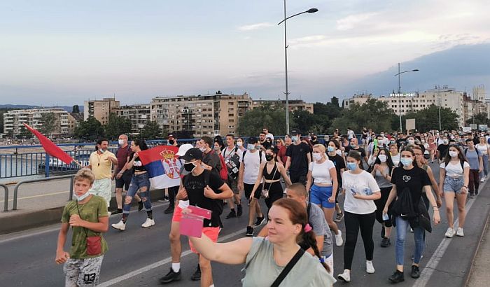Novi Sad: Demonstranti blokirali policijsku stanicu i Varadinski most
