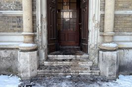 VIDEO: Zapaljena vrata na bočnom ulazu u Katedralu