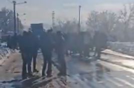 VIDEO: Meštani Malog Zvornika i danas blokirali put jer danima nemaju struje, a neki ni vode