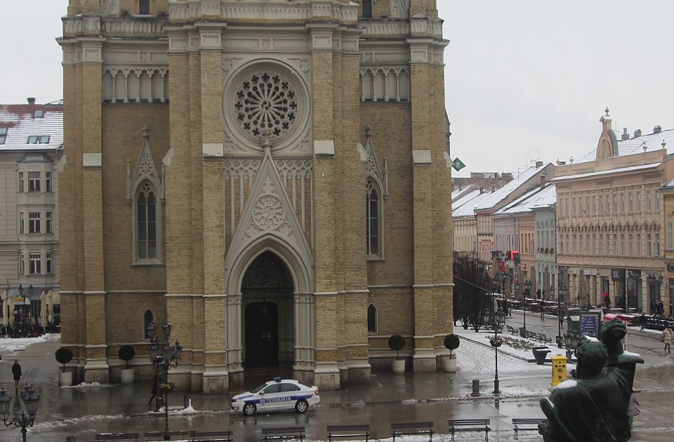 Novosadska opozicija o požaru na vratima Katedrale: 