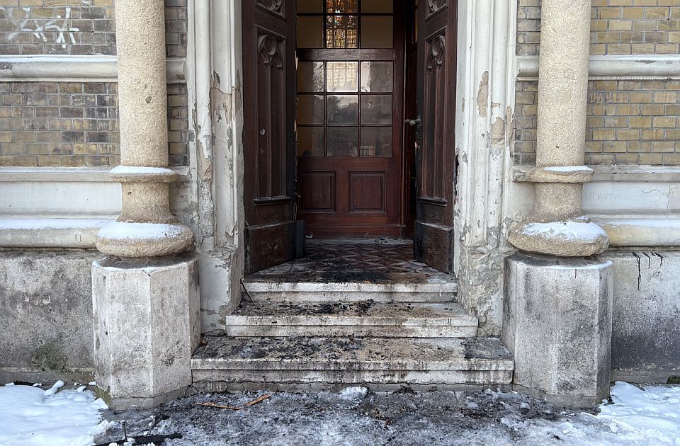 Popov: Paljenje vrata novosadske Katedrale posledica politike podela