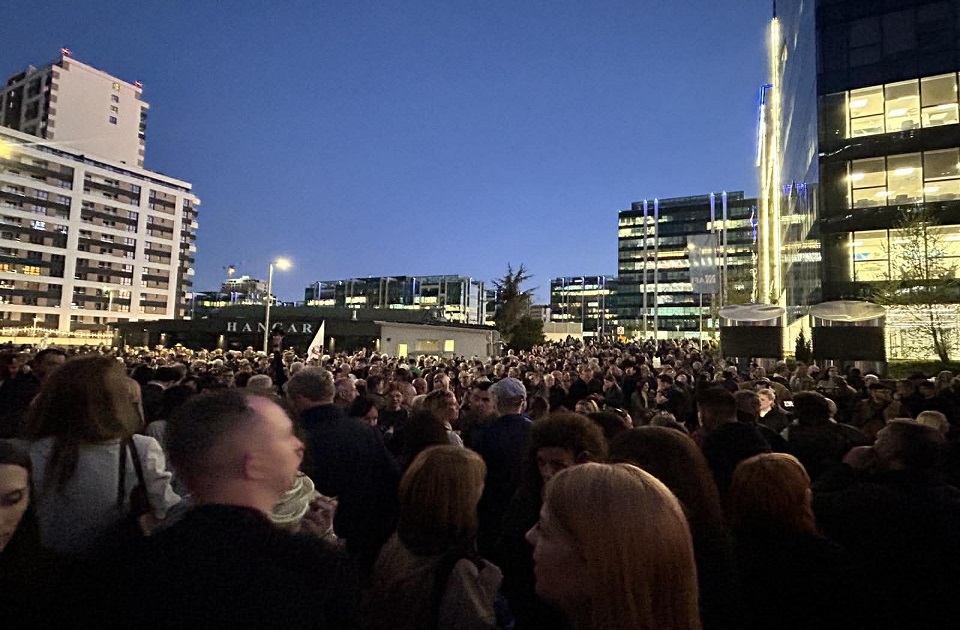 Skup podrške redakciji N1 održan ispred zgrade na Novom Beogradu