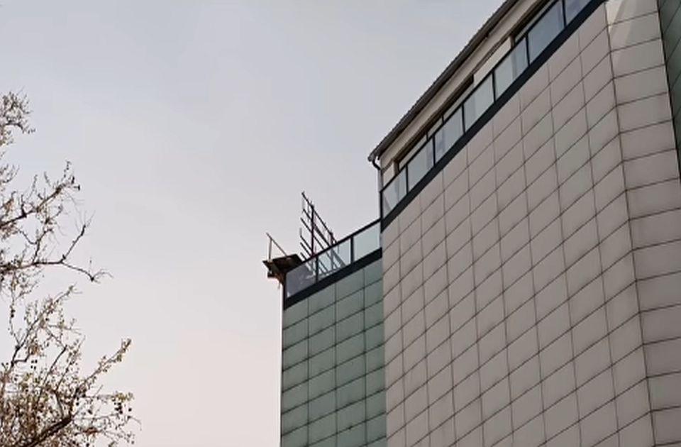 Krivična prijava protiv vlasnika restorana u Norku sa kog je na prolaznicu pale merdevine i povredila je