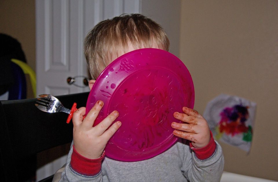 Nije dobro terati dete da pojede sve sa tanjira - stručnjaci objašnjavaju zašto