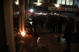 Građani ispred Filozofskog fakulteta u Beogradu ostavljaju cveće i pale sveće