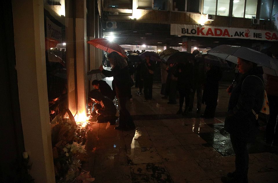 Građani ispred Filozofskog fakulteta u Beogradu ostavljaju cveće i pale sveće