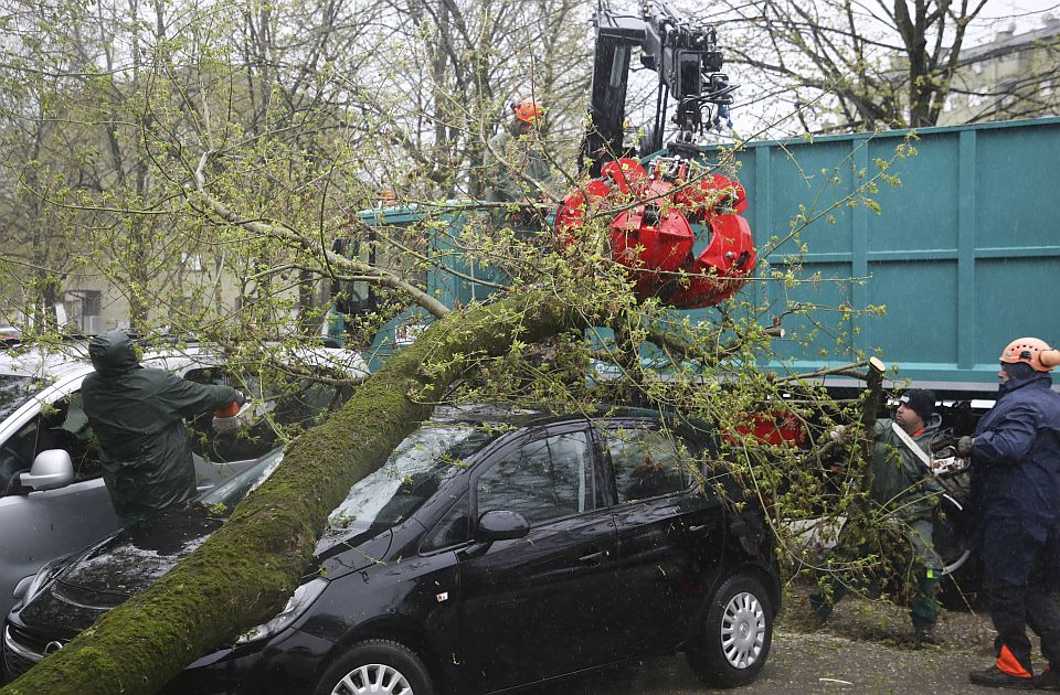 Nevreme pogodilo Zagreb: Povređeno više osoba, oštećeni objekti, otkazana nastava