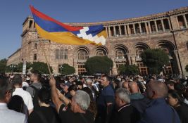 U Jerevanu protesti ispred ruske ambasade i Vlade Jermenije: 