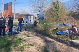 FOTO: Na Šodroš došli inspektori za zaštitu životne sredine, aktivisti posedali na ograde