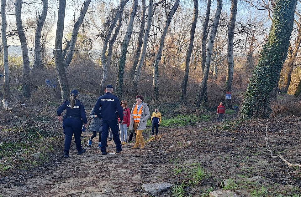 FOTO: Aktivisti i danas telima brane drveće na Šodrošu