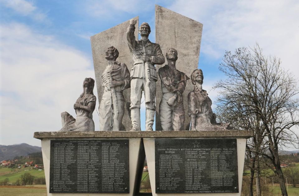 "Uradili jedinu stvar koji nisu smeli": Ko je sve kriv za rušenje spomenika palim borcima?