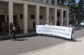 FOTO: Nekoliko građana je, ipak, protestovalo zbog usvajanja plana novog mosta u Novom Sadu