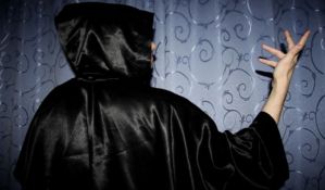 Vračara iz Novog Sada prevarila Nišlijku za više hiljada evra