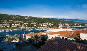 Preporuke Hrvatske za letovanje: Na plaži i u vodi razmak, dezinfikovanje ležaljki i pojačane mere opreza