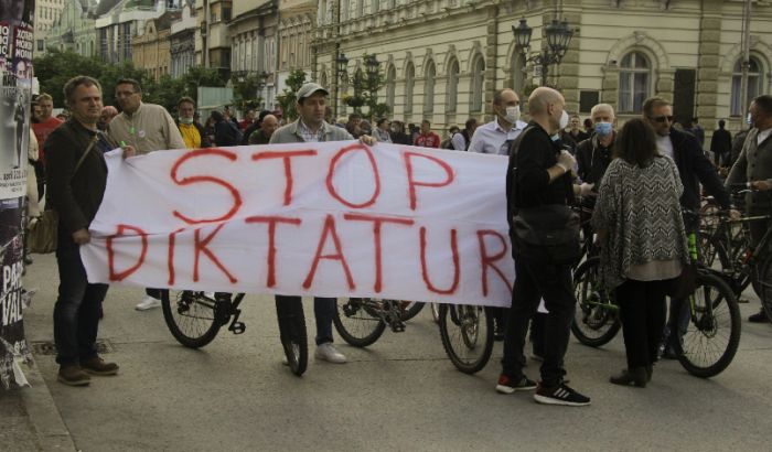 Opozicioni protest "BiciklANA" u petak kod Banovine u znak podrške novinarima i njihovim izvorima