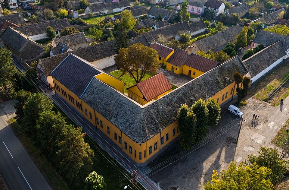 FOTO, VIDEO: Prodaje se veliko zdanje u Lovćencu, može i zamena za objekat u Novom Sadu