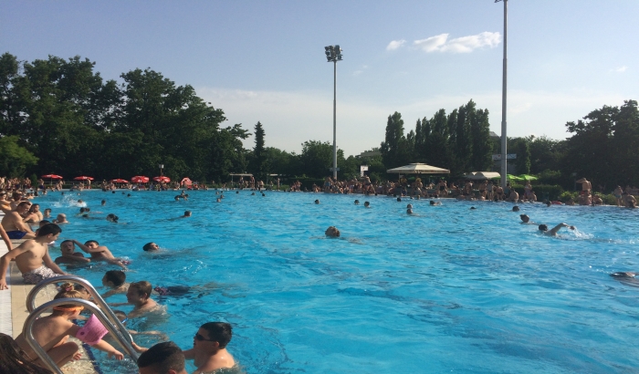 Letnja sezona na bazenima "Sajmište" produžena; u nedelju poslednji dan sezone otvorenog bazena Spensa