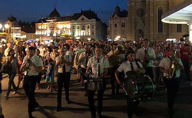 FOTO: Spektaklom kod Beogradske kapije počeo Festival uličnih svirača