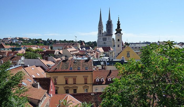 Ustaški simboli i pozivi na ubistvo ispisani na plakatu Milorada Pupovca u Zagrebu