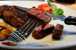 Osobe koje jedu meso imaju veće šanse da dožive 100 godina, ali postoji jedna caka